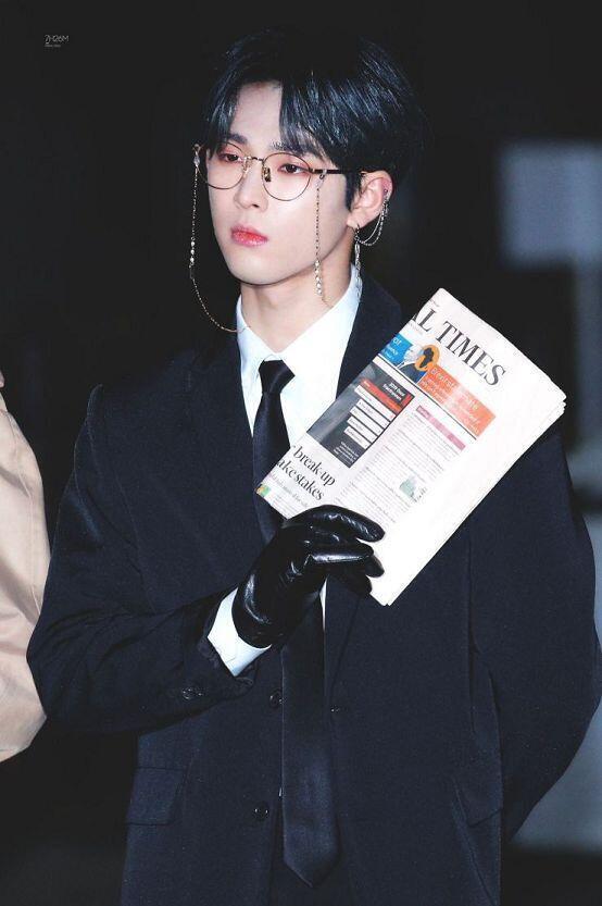 원어스 추천할게! 1월 9일에 데뷔한 신인 남돌이야! 얼마 전에 데뷔 타이틀 곡 발키리 활동 끝났어 ㅎㅎ 첫번째 두번째 사진은 단체사진이고 마지