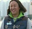 그니까 내가 악성곱슬이라서 아예 볼륨매직은 못하고 뿌리쪽만 매직약 조금만 발라달라고 요청했는데 뿌리고뭐고 그냥 이 사진처럼 됌.....