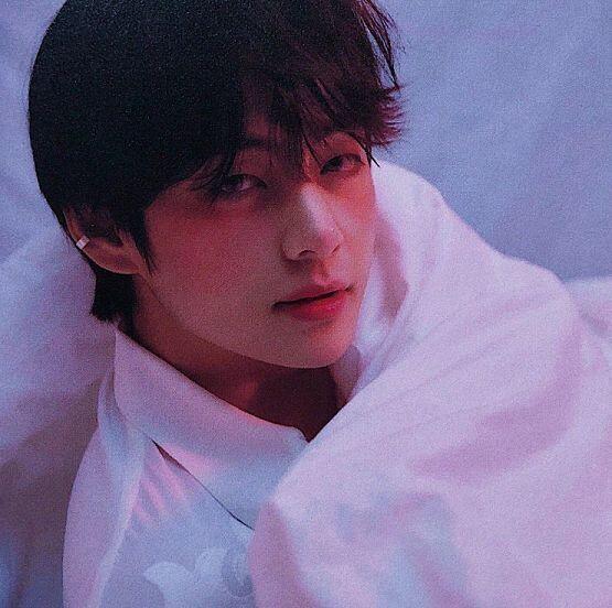 여기 태형이가 있네 맞아 태형이 짱이야 엉뚱한 남돌을 원하시나요? 무대 위 무대 밑 차이가 엄청난 남돌을 원하시나요? 김태형을 파세요!!! 입덕
