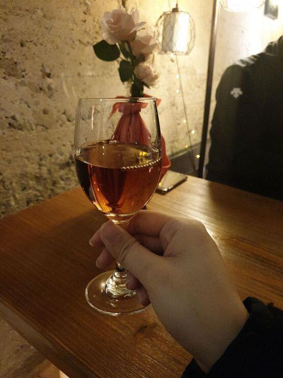 >>979에서 말한 와인... 맛보기임 사진에서 좀 크게 나왔는데 실물이 더 작음