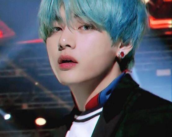 여기 태형이가 있네 맞아 태형이 짱이야 엉뚱한 남돌을 원하시나요? 무대 위 무대 밑 차이가 엄청난 남돌을 원하시나요? 김태형을 파세요!!! 입덕