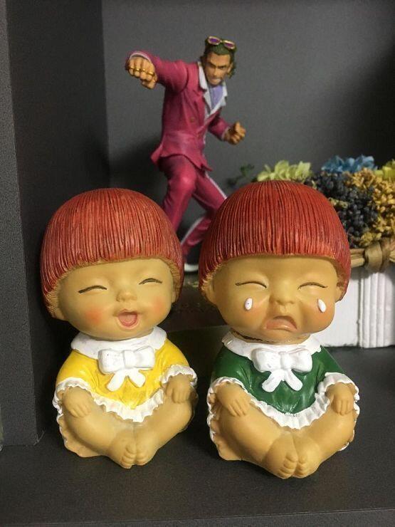 폰으로 사진 찍었어 원래 잇던 장소에 다시올려놓고.. 두번째 사진은 깨진거 주워서 책상에 올려놓고 찍은거야... 그만쓰라는 징조일까..?