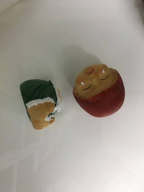 폰으로 사진 찍었어 원래 잇던 장소에 다시올려놓고.. 두번째 사진은 깨진거 주워서 책상에 올려놓고 찍은거야... 그만쓰라는 징조일까..?