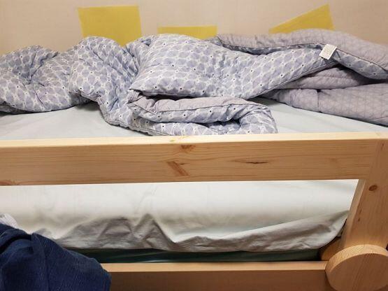 아부지 생각난 김에 자랑 하나 해야지 이거슨...긱사 침대인데...굴러떨어지지 말라고 나무 받침대 사서 보내주심 스윗해...