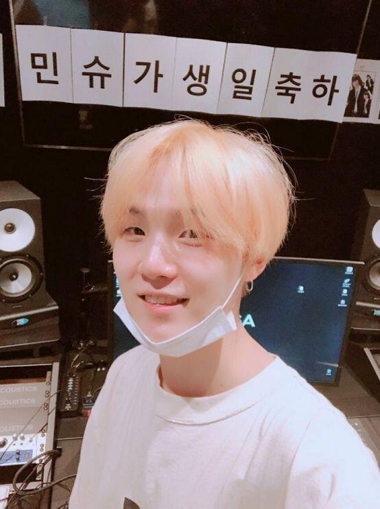 민슈가ㅠㅠㅠㅠㅠㅠㅠㅠㅠㅠㅠㅠ 눈 찢어진 상 좋아한다길래 민슈가 밖에 생각이 안난다ㅠㅠㅠㅠㅠ 일단 민애옹 웃을때 엄청 해맑게 웃고 무대할때는 걍