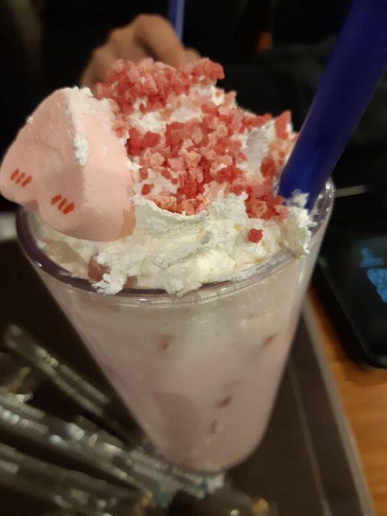 -식사 >>> 저녁으로 고기 먹었다.. 구운 김치 맛있어, 김치 계속 집어먹기..!!!! 후식은 달다구리한 음료랑 생과일 주스 아 생과일 주스 