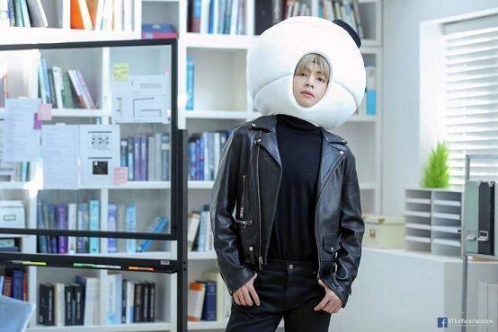 방탄소년단 뷔! 무대할때는 멋있지만 내려오면 엄청 ㅋㅋ멤버들이 그래서 사차원이라곸ㅋㅋ 되게 순수해 ㅋㅋ