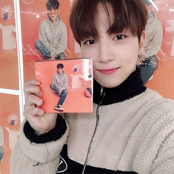 내가 덕질하는 아이돌 둘째가 연습생 때 판타지오 있었고 아스트로 몇몇 멤버들이랑은 연습생도 같이 했었는데 지금 소속사... 자본도 없어 센스도 