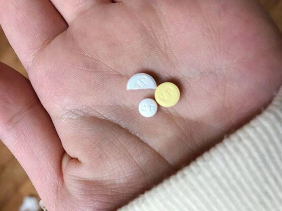 하얀색 반 잘린거에 대해 아는 사람 있으면 알려줘...검색해도 못찾겠어 추축으로 뒷면에 일자 선이 있고 앞에는 TP 라는 글자가 있어