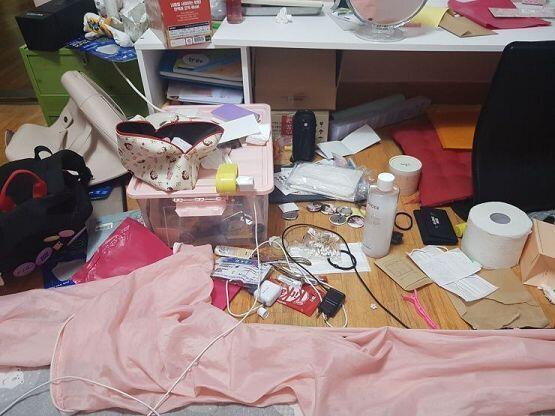 옷은 다 치웠구 이제 책상 앞