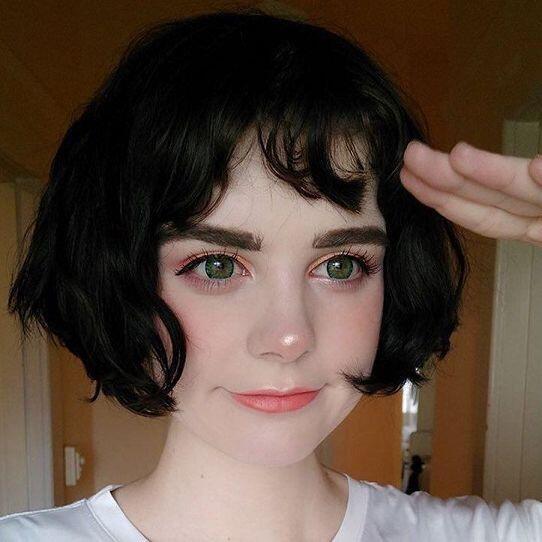 이 사진처럼 코 끝에 블러셔 바른거 보고 넘 이뻐서 코랄빛으로 좀 문질렀더니 술 취한 사람처럼 보였어... 두 세번밖에 안 바른건데도 다른 사람