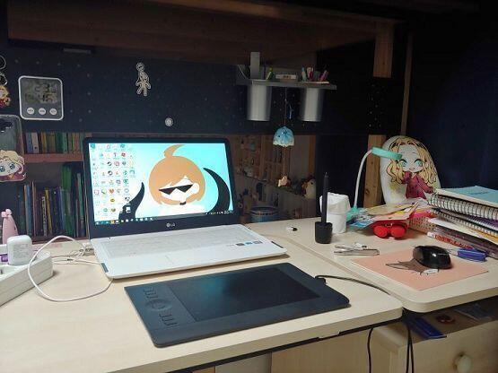 나도 덕후인증... (오른쪽 아래 서랍위에 정체불명의 물체들은 흔한 쓰레기니까 무시해주길...)