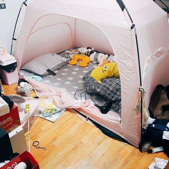 안녕!! 오늘도 방이 드럽긴한데 오늘은 청소목적이 아니구 텐트랑 온수매트 빼는거 보여주려구 왓엉 다 하고나서 청소도 할거지만 ㅎㅎ