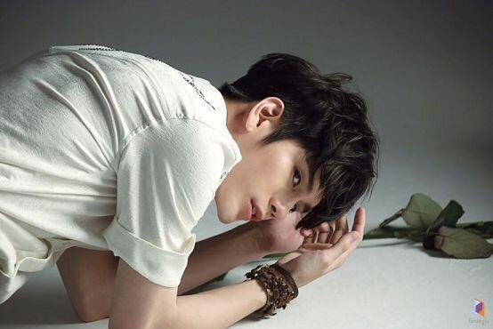 옹성우 화보 뜬 거 보고 진짜 일 잘 한다 싶었어 ㅠㅠㅠㅠㅠㅠ 어떻게 그렇게 팬들 맘을 잘 아는지 ... 너무 보고싶었던 느낌의 화보였어 ㅠㅠㅠ
