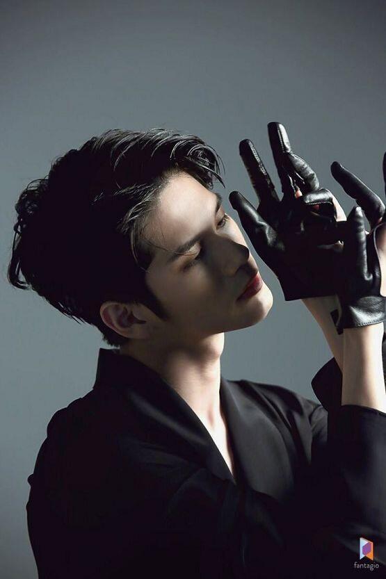 옹성우 화보 뜬 거 보고 진짜 일 잘 한다 싶었어 ㅠㅠㅠㅠㅠㅠ 어떻게 그렇게 팬들 맘을 잘 아는지 ... 너무 보고싶었던 느낌의 화보였어 ㅠㅠㅠ