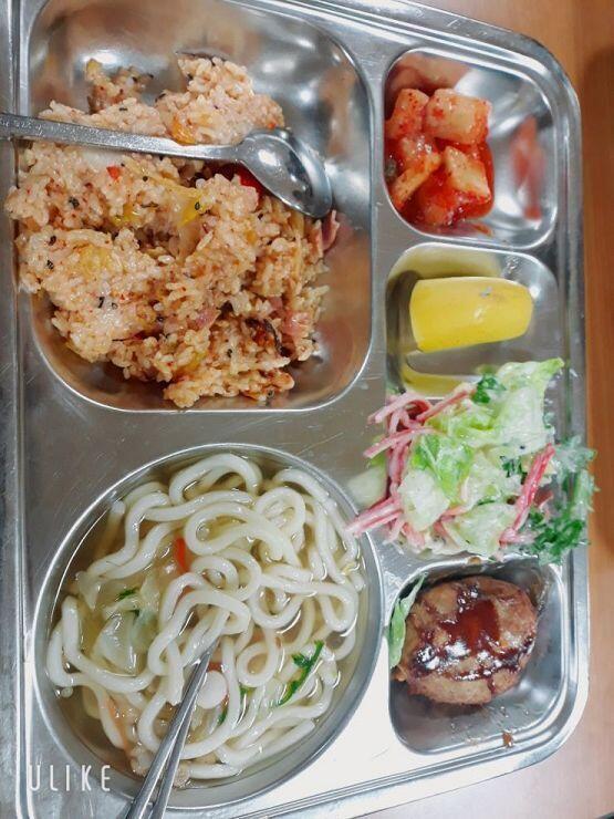 오늘의 석식! 베이컨김치볶음밥 사누끼우동 함박스테이크 게살샐러드 깍두기 바나나 잘 먹었습니다ฅ(‗• ·̫ •‗ฅ)
