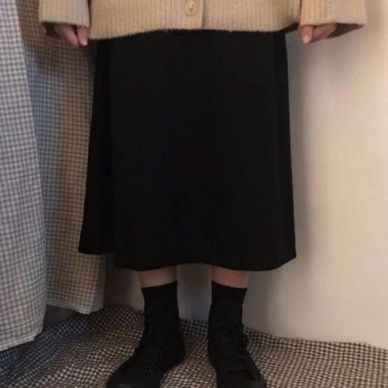 이건 쇼핑몰 사진인데 검은색 롱치마에 가디건을 입고 메신저백을 매려고해