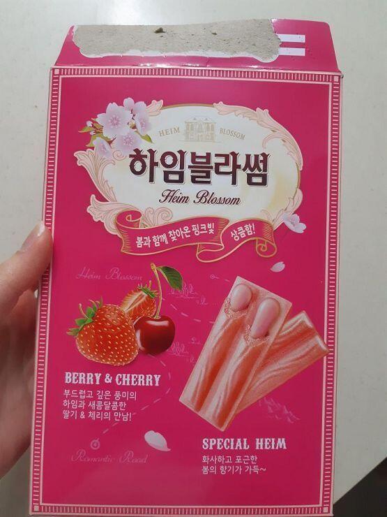 벚꽃맛 하임 그나저나 벚꽃맛 ㅇㅇ 이런거 봄철에 많이 나오는데 어떻게 민드는거지 식품 개발팀에서 직접 벚꽃 먹어보나..?