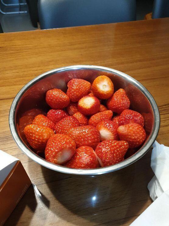 색깔만 봐도 맛있어보이지 않니??? 진짜 너무 맛있어서 놀랍다 오늘은 진짜 일찍 자려고 했는데 딸기가 너무 맛있어서 못 자겠네