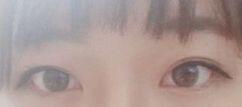난 뷰러 하고 주로 미샤 츄잉껌이나 삐야 율무, 아니면 에뛰드 카푸치노 시나몬 (다 단독으로) 눈두덩이에 발라! 밑에는 에뛰드 통기타나 아무 펄