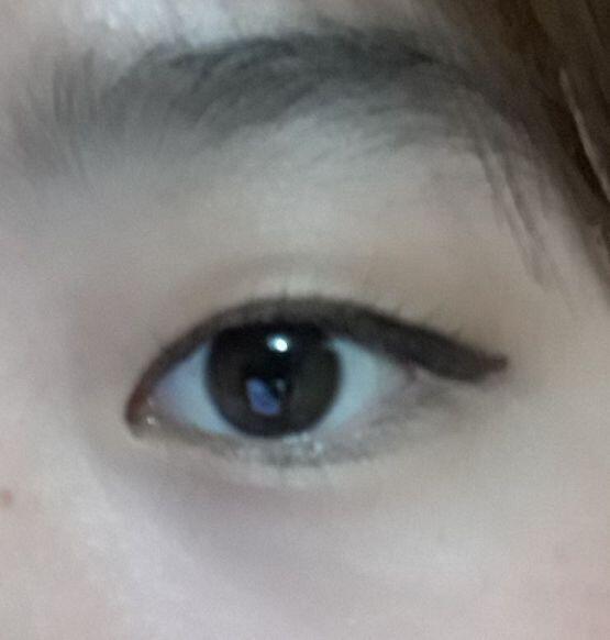 아직 화장초보라섯.. 아이라인그리구 그 야자수 어쩌구..??그거 섀도우 바르고 속눈썹올렸어!!