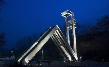 >>12 서울대 상징물이 샤 모양임
