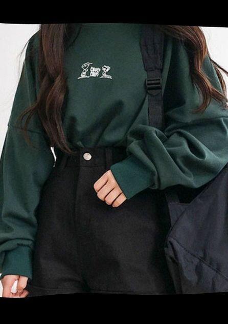 이런 색으로 아래는 검정 치마야... 이상하면 흰색 말고 다른 색깔 추천해줘ㅠㅠ