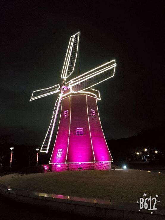 참참 나 >>12 인데 몇달전에 울산대공원 갔다왔거든? 거기 진짜 넓고 볼것도많아. 너무넓어서 문제긴한데 무려 거기가 한국에서 제일 넓은 공원이