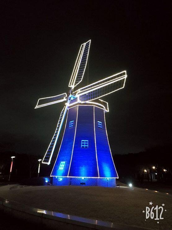 참참 나 >>12 인데 몇달전에 울산대공원 갔다왔거든? 거기 진짜 넓고 볼것도많아. 너무넓어서 문제긴한데 무려 거기가 한국에서 제일 넓은 공원이