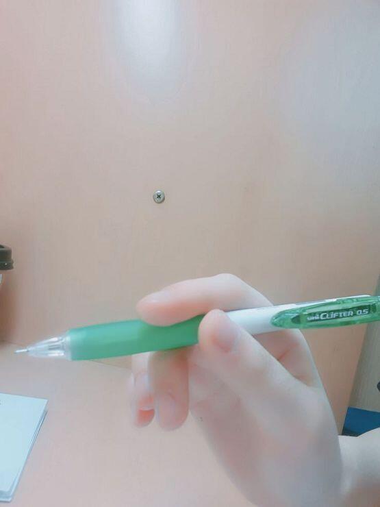 새로산 녹색 샤프! 이걸로 의학용어 외우니까 할만하다. 맨날 거지같은 샤프 쓸때는 손가락에 굳은 살이 생긴 부분을 눌러서 아팠는데ㅠㅠ 훨신 살것