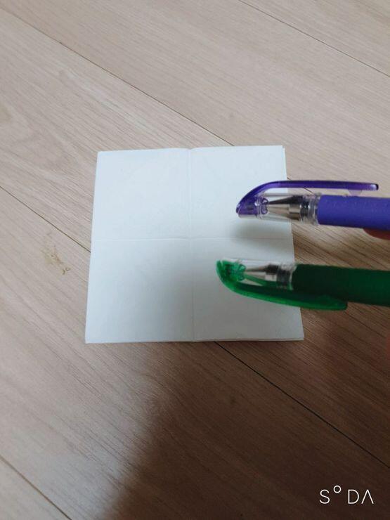 주방집게 쓰면 엄마한테 뒤질거같아서 내 초록이랑 보라돌이로 시도한다...윽