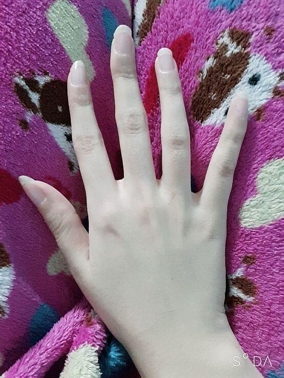 나도 이정도가 최대다 ㅂㄷㅂㄷ 더 길면 좋을텐데 손톱이 약해서 저러다 몇개는 부숴짐 그래서 개빡쳐서 다 확 깎아버리고>다시 기르고>부숴지고>빡쳐