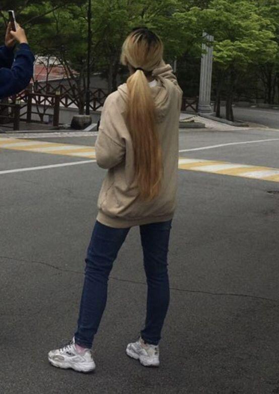 평소에는 그냥 묶고 댕김.... 길이 다른 이유는 나름 조금 위로 묶은거라굿...티는 안나지만.... ((이 사진은 어제 거미줄에 매달린 애벌레