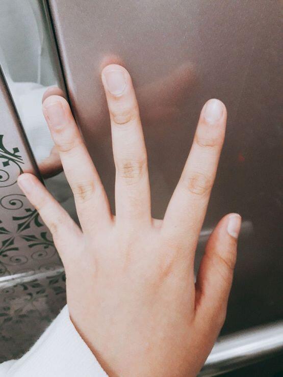 뭐야 다들 어떻게 그렇게 기르는거야??? 난 4달째 이 손톱 유지 중인데;;;