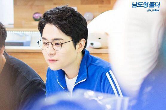 성우라 목소리도 좋은 사람이 이렇게 잘생기고 귀엽고 예뻐도 되는 거예요? 진짜 사랑해요 정말...ㅠㅠㅠ 아아... 파랑색이 너무 잘 받는 우리