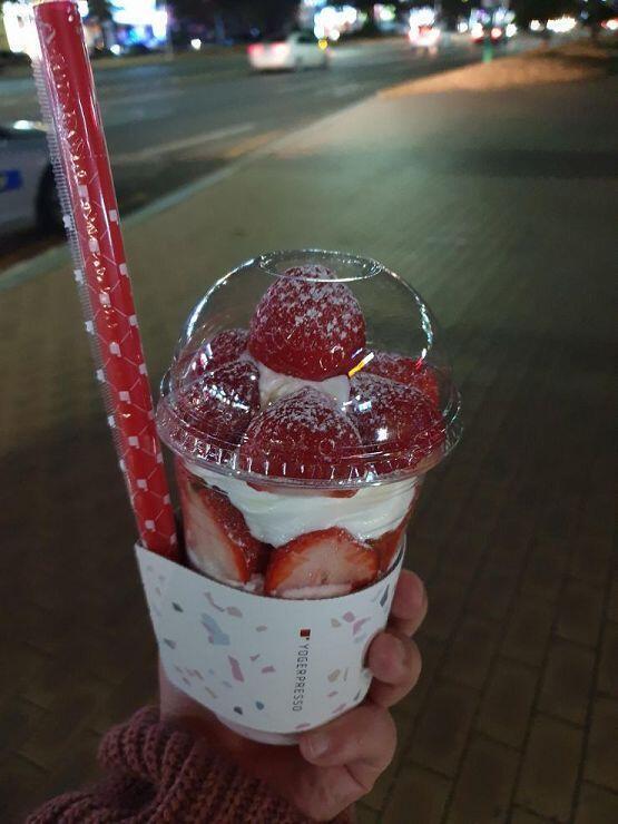 딸기 중독같긴한데 딸기 음료 다 너무 존맛이야 밖에서 찍은건 메리딸기고 얼음 있는건 딸기라떼