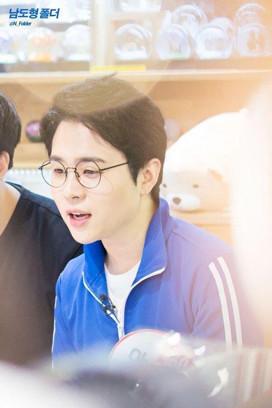 성우라 목소리도 좋은 사람이 이렇게 잘생기고 귀엽고 예뻐도 되는 거예요? 진짜 사랑해요 정말...ㅠㅠㅠ 아아... 파랑색이 너무 잘 받는 우리