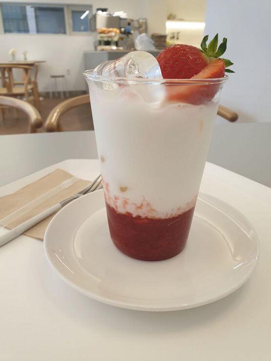 딸기 중독같긴한데 딸기 음료 다 너무 존맛이야 밖에서 찍은건 메리딸기고 얼음 있는건 딸기라떼