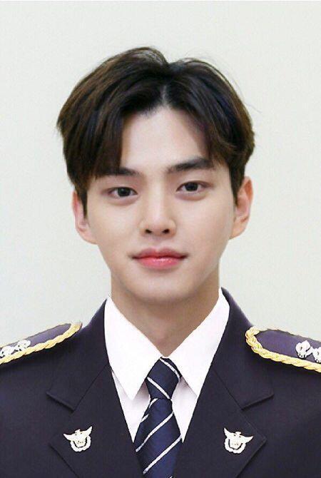 키크고 어깨넓고 웃을때 이쁘고 잔근육있고 등등 니가 말한 모든 조건을 충족하는 배우 송강!! 요즘 뜨고있는 배우인데 유명하지는 않아서 덕질하는