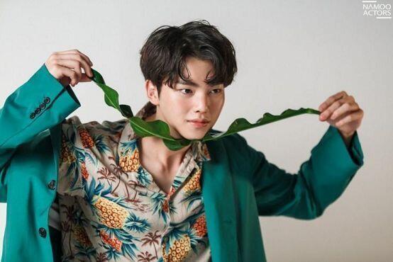 키크고 어깨넓고 웃을때 이쁘고 잔근육있고 등등 니가 말한 모든 조건을 충족하는 배우 송강!! 요즘 뜨고있는 배우인데 유명하지는 않아서 덕질하는