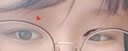 화장을 하는 법을 몰라서 아무것도 안하고 쌩얼로 다녀... 글구 내 안경 짱짱 두꺼워서(거의 1센치) 해도 이상할걸?