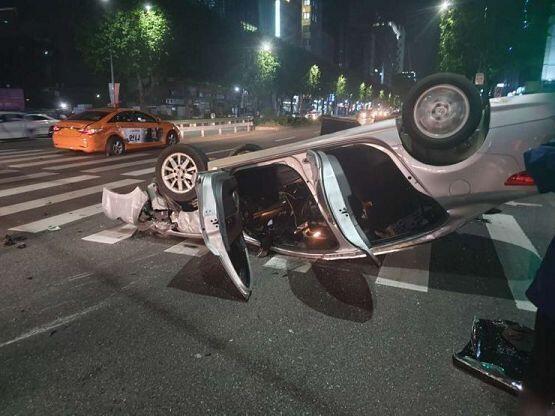 횡단보도 기다리는데 바로 앞에서 택시랑 승용차랑 받더니 승용차 전복됨. 바로 가서 차 문열어주고 탈출 도와줬다.