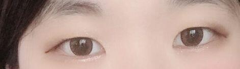 왜 다들 나 빼고 다 눈이 예쁘냥 ㅜㅜ 아 컨셉은 딱히 없어 데일리 메이쿠업 첫 번 째 사진은 섀도우한 거랑 밑에 반짜기가 티 안 나게 찍힌 거