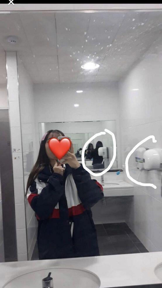 이거 처음 써봐서 이렇게 쓰는게 맞는지 모르겠지만 글쓴이에 사진을 보면 저 여성분이 나오는 거울부분엔 흰색 기구??세척기??에 전체가 나오면서