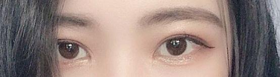 섀도 하는 법 잘 모르겠어ㅠ 연하게 베이스 깔고, 아이라인 그리고 눈 밑에 반짝이만 발라ㅎㅎ