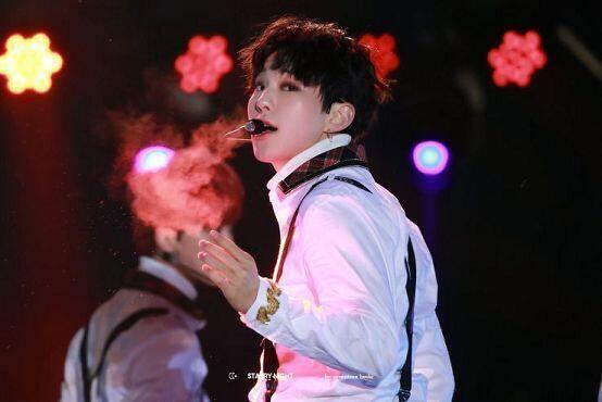 세븐틴 호시!! 무쌍에다가 노래할때 목소리도 처음들어본 목소리야!! 음색 완전 짱이고 팬이여서가 아니라 진짜 한번 들어봐줬으면 좋겠어!