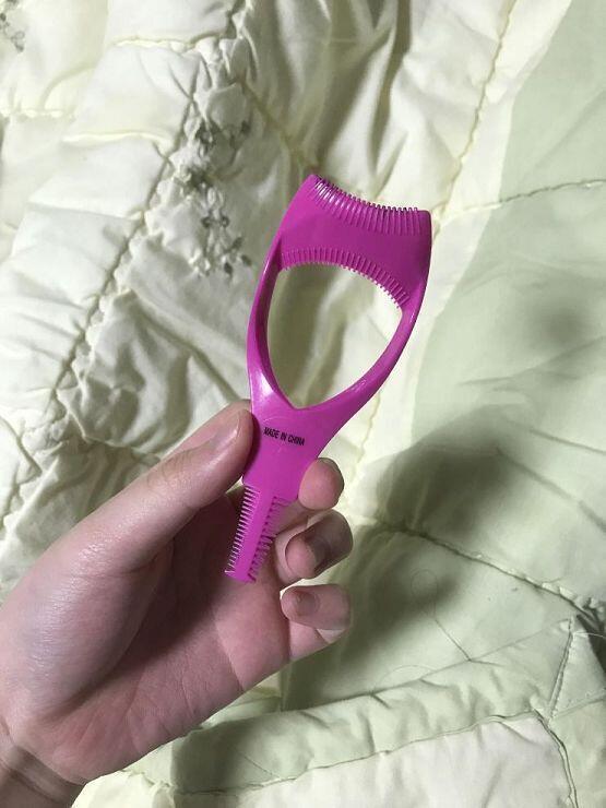 언더속눈썹 마스카라 잘 못하겠는 사람 다이소가서 이거 사서 써봐. 눈 밑에 대고 마스카라 바르면 눈 밑에 안묻고 깔끔히 발려. 뒤에 빗모양? 부