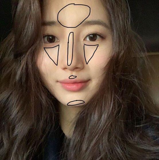 난 선크림 매일매일 꾸준히 바르니깐 하얘지더라 글고 너 피부가 23호면 23호 바르고 얼굴 중앙쪽에 콧대, 눈밑, 인중, 턱, 이마 쪽에 21호