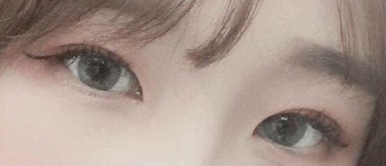 나는 파란색 좋아하는데 어쩌다 파람색 렌즈 껴보고싶어서 꼈다가 친구들이 너무 잘 어울린다고 해서 파란색 렌즈 껴 필터 때문에 안 그래보이지만 오