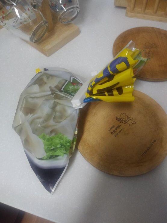 끓인다 물 준비됐다 물만두 비빔면x물만두 조합이야